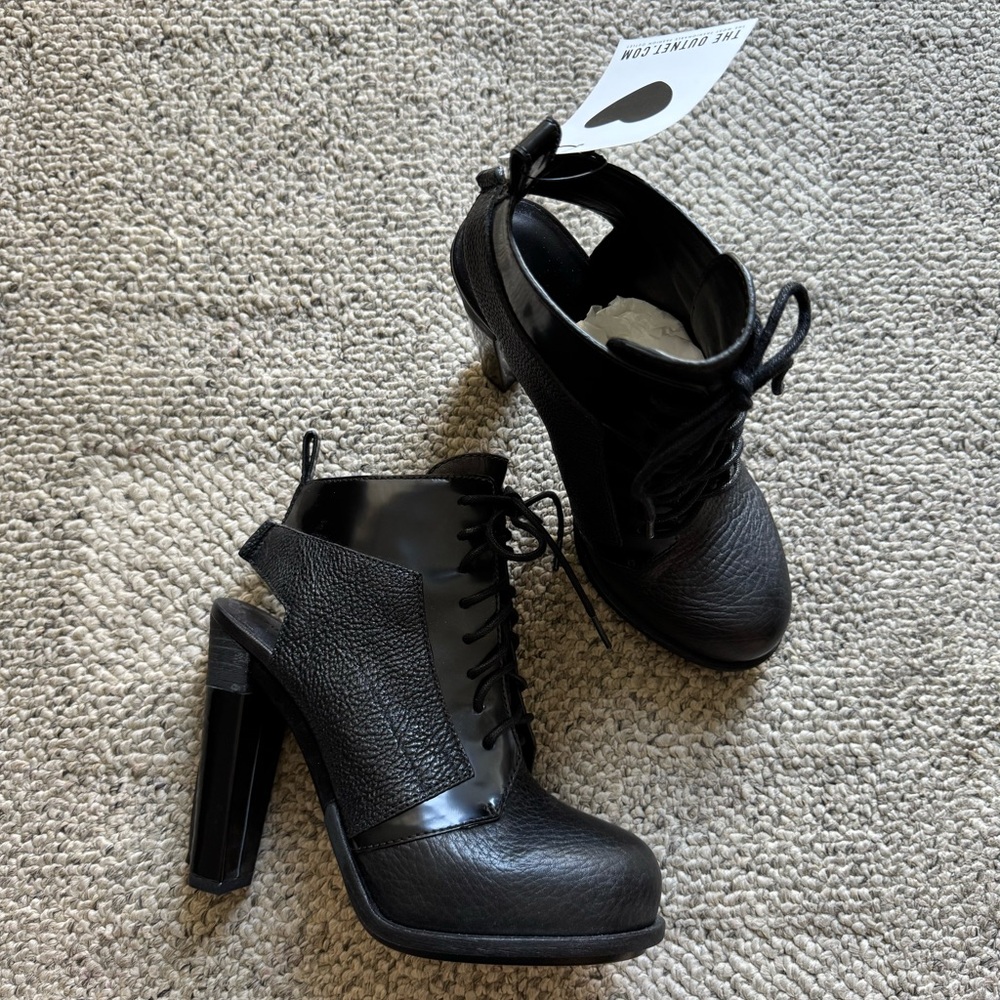 NIB Alexander Wang Dakota Pebbled Black Leather Lace-Up Ankle Bootie - Size 37